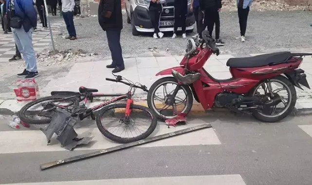 Motosikletle bisiklet çarpıştı: 1'i ağır, 3 öğrenci yaralı