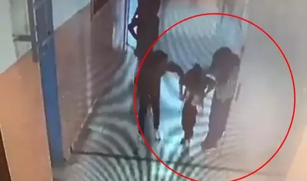 Nefes borusuna leblebi kaçan öğrencisini 'Heimlich' manevrasıyla kurtardı