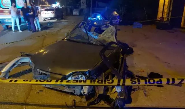 Otomobil yayaya ve elektrik direğine çarpıp ikiye ayrıldı: 1 ölü 1 yaralı; kaza anı kamerada