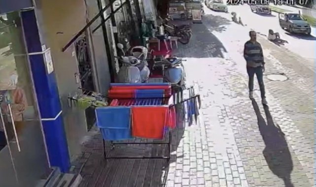 Otomobilin çarptığı motosikletli ayaklarının dibine düştü