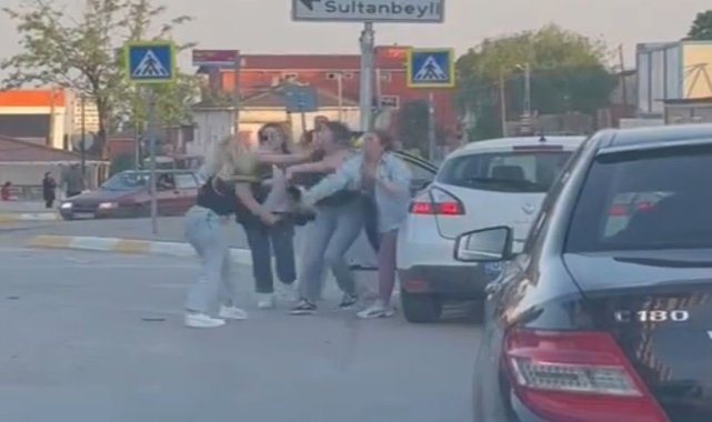 Pendik’te kadın sürücüler kavga etti, tekmeler havada uçuştu
