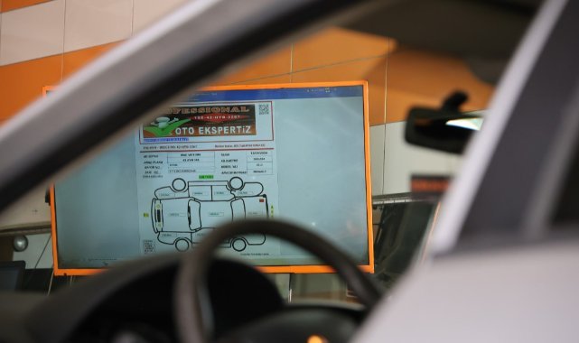 Pes dedirten görüntü; otomobilin airbaginden sünger çıktı