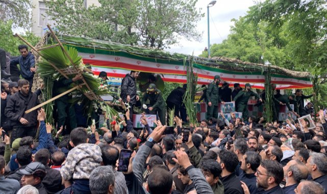 Reisi’nin Tahran’daki cenaze töreninde yoğun kalabalık