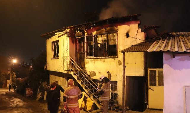 Şarj aletinden çıkan yangın evi küle çevirdi