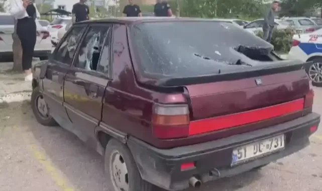 Sopayla, akrabasının otomobilinin camını kırdı