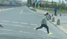 Sultangazi’de motosiklet sürücüsü küçük çocuğa çarpıp kaçtı