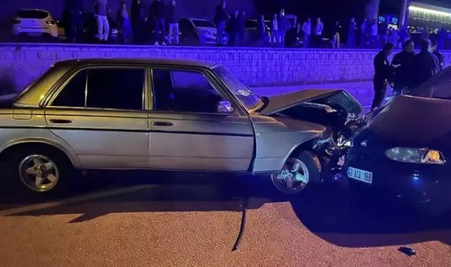 Ters yönde giden otomobil, karşı yönden gelen otomobille kafa kafaya çarpıştı: 5 yaralı