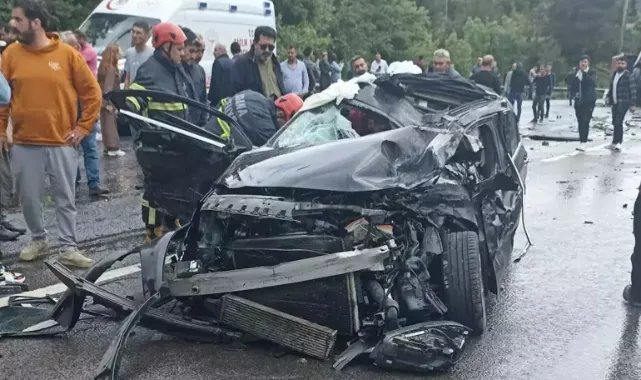 TIR'ın içinde bulunduğu otomobile çarptığı anı kaydetti; durumu ağır
