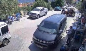 Traktörle kafa kafaya çarpışan motosiklet sürücüsü metrelerce savruldu