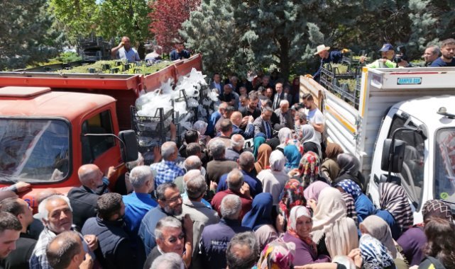 Ücretsiz olduğunu duyan koştu, dağıtım sırasında izdiham yaşandı