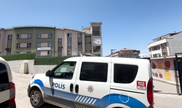 Veli öğrenci dolu sınıfı bastı