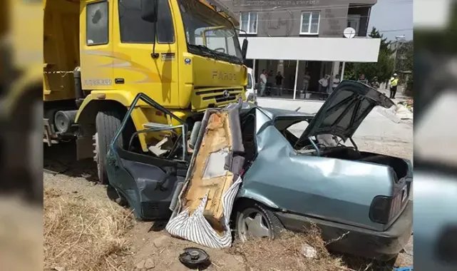 Yola çıkan köpek nedeniyle sürücüsü manevra yapan otomobil kamyonla çarpıştı
