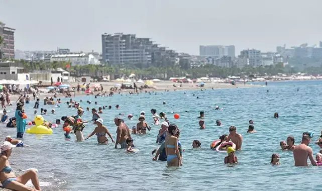 45 derece sıcaklık uyarısı yapılan Antalya'da sahiller doldu