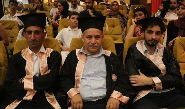 63 yaşındaki İsmail amca, 8. üniversite diplomasını bir buçuk yaşındaki ikiz evlatlarıyla aldı