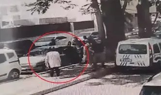 Anne- babasının otomobilde bıraktığı ikizleri polis baygın halde kurtardı