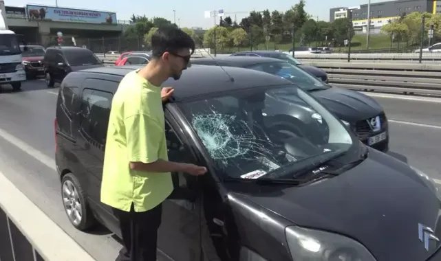 Avcılar D-100’de otomobilin önünü kesip sopayla camlarını kırdı