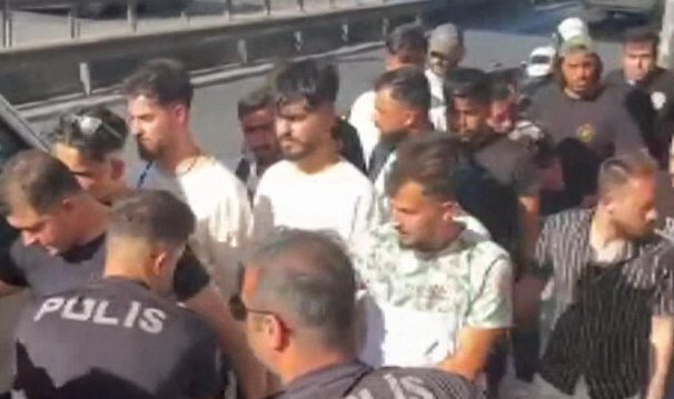 Avcılar'da metrobüs durağında 25 kaçak göçmen yakalandı