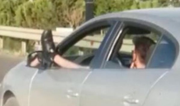 Ayağını camdan çıkarıp otomobil kullandı