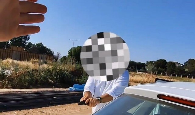 Aynasını kıran motosikletliye böyle silah çekti