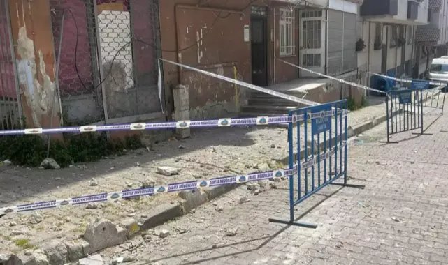 Bahçelievler'de 4 katlı binanın balkonu kısmen çöktü; bina boşaltıldı