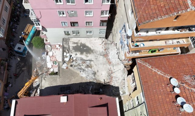 Bahçelievler’de kısmen çöken binanın kontrollü yıkımına başlandı