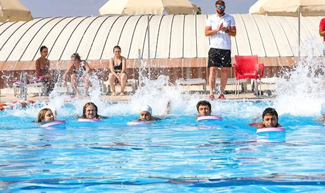 Bayraklı'da çocuklar için yüzme kursu