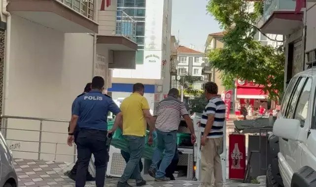 Boşanma aşamasındaki kadın evde sırtından bıçaklanmış halde ölü bulundu