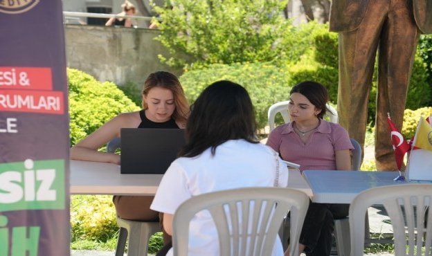 Buca Belediyesi tercih sürecinde öğrencilerin yanında