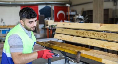 Buca’da ahşap atıklar kent mobilyasına dönüştürülüyor