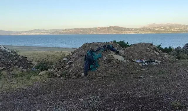 Burdur Gölü kenarına hafriyat ve atık döküldü