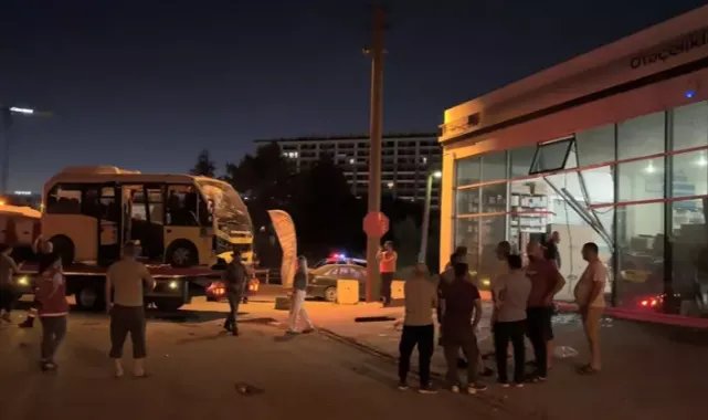 Bursa'da yolcu minibüsü ve otomobilin çarpıştığı kazada 10 kişi yaralandı