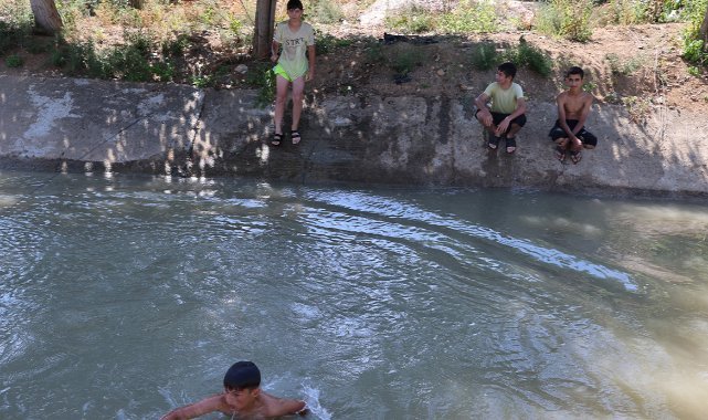 Çocuklar serin olduğu için sulama kanalını tercih ediyor