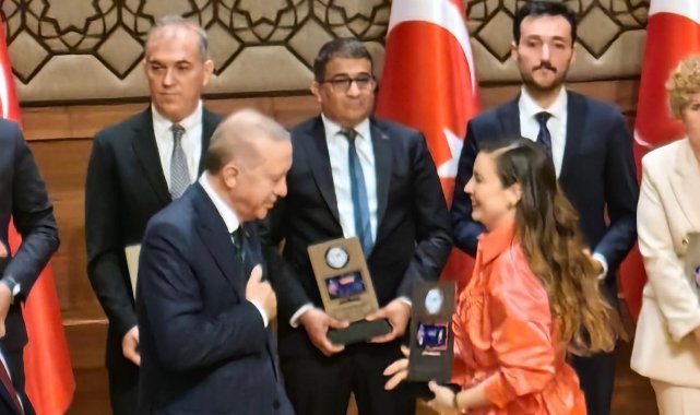Esra Gezginci, Cumhurbaşkanı'ndan Ödülünü Aldı