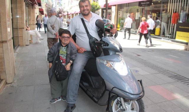 ‘Faturamatik Yakup’: 92 santimetrelik boyu ile ’otomatik fatura’ya direniyor