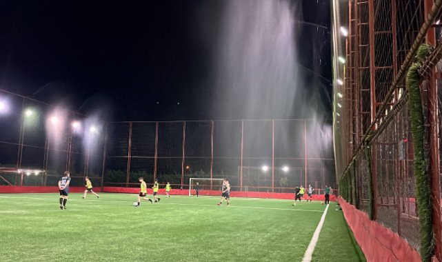 Ferahlatan futbol: Halı sahaya su püskürtme sistemi kuruldu