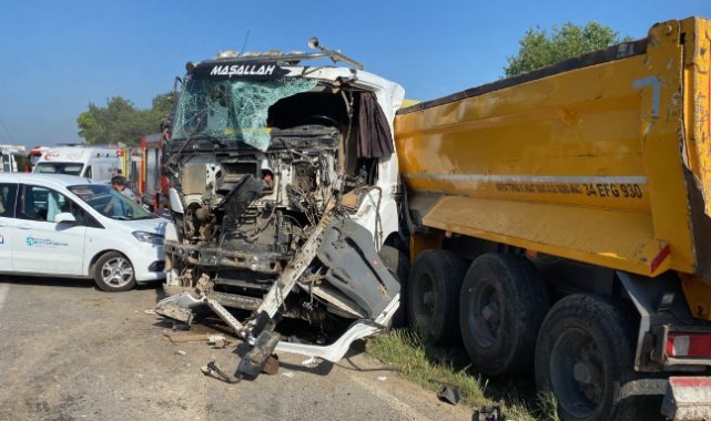 İşçi servisi ile kamyon kafa kafaya çarpıştı