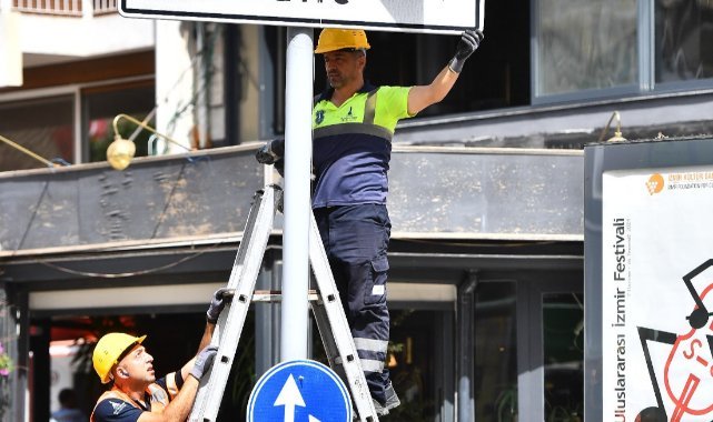 İzmir Büyükşehir Belediyesi yılda 15 bin trafik levhası monte ediyor