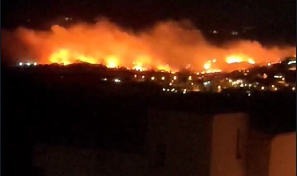 İzmir'de yerleşim yerlerine yakın alanda büyük yangın