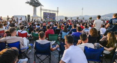 İzmirliler milli heyecanı  dev ekranların karşısında yaşadı