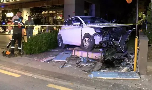 Kadıköy'de otomobil binanın doğal gaz kutusuna çarptı; apartman sakinleri tepki gösterdi