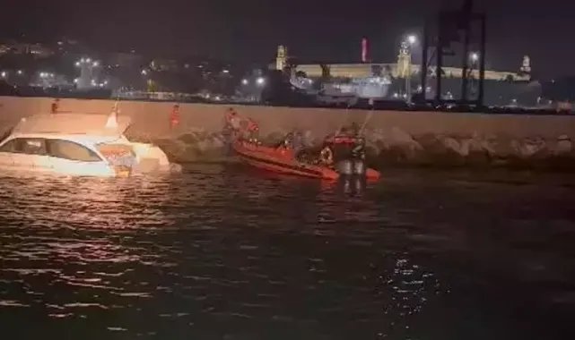 Kadıköy'de tekne mendireğe çarptı; 10 kişi kurtarıldı