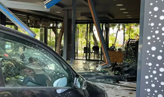 Kartal’da fren yerine gaza basan sürücü otomobiliyle kafeye girdi
