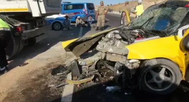 Kilis’te, kamyon ile taksi çarpıştı