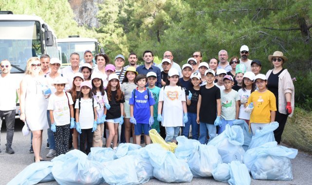 Küçük öğrencilerden baraj yolunda temizlik