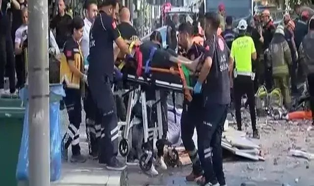Küçükçekmece'de 3 katlı bina çöktü: 1 ölü, 8 yaralı