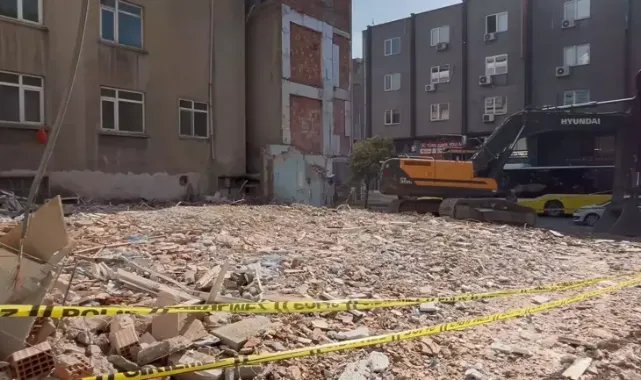 Küçükçekmece'de çöken binanın bulunduğu cadde trafiğe açıldı