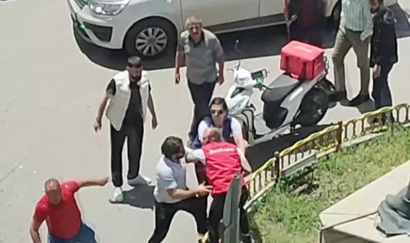Otomobil sürücüsü ile motosikletlinin kavgasına sivil polisler müdahale etti