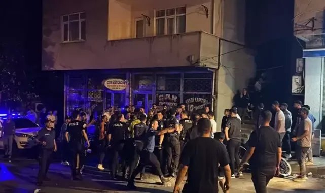 Sancaktepe'de, evini ateşe veren şüpheliyi, mahallelinin elinden polis zor kurtardı