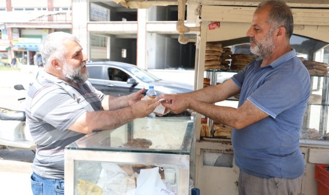 Seyyar aracının camına ‘Allah ölülerine kavuştursun simitçisi’ yazdıran simitçiyi gören bir daha bakıyor