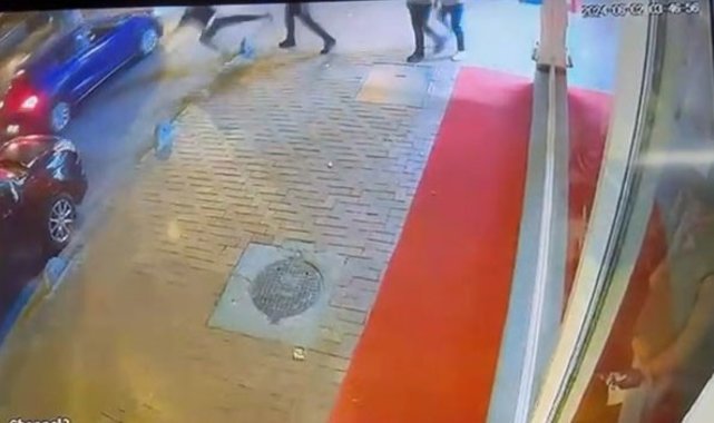 Sokakta kabusu yaşadılar: Biri yola itildi, diğeri merdivenden atıldı